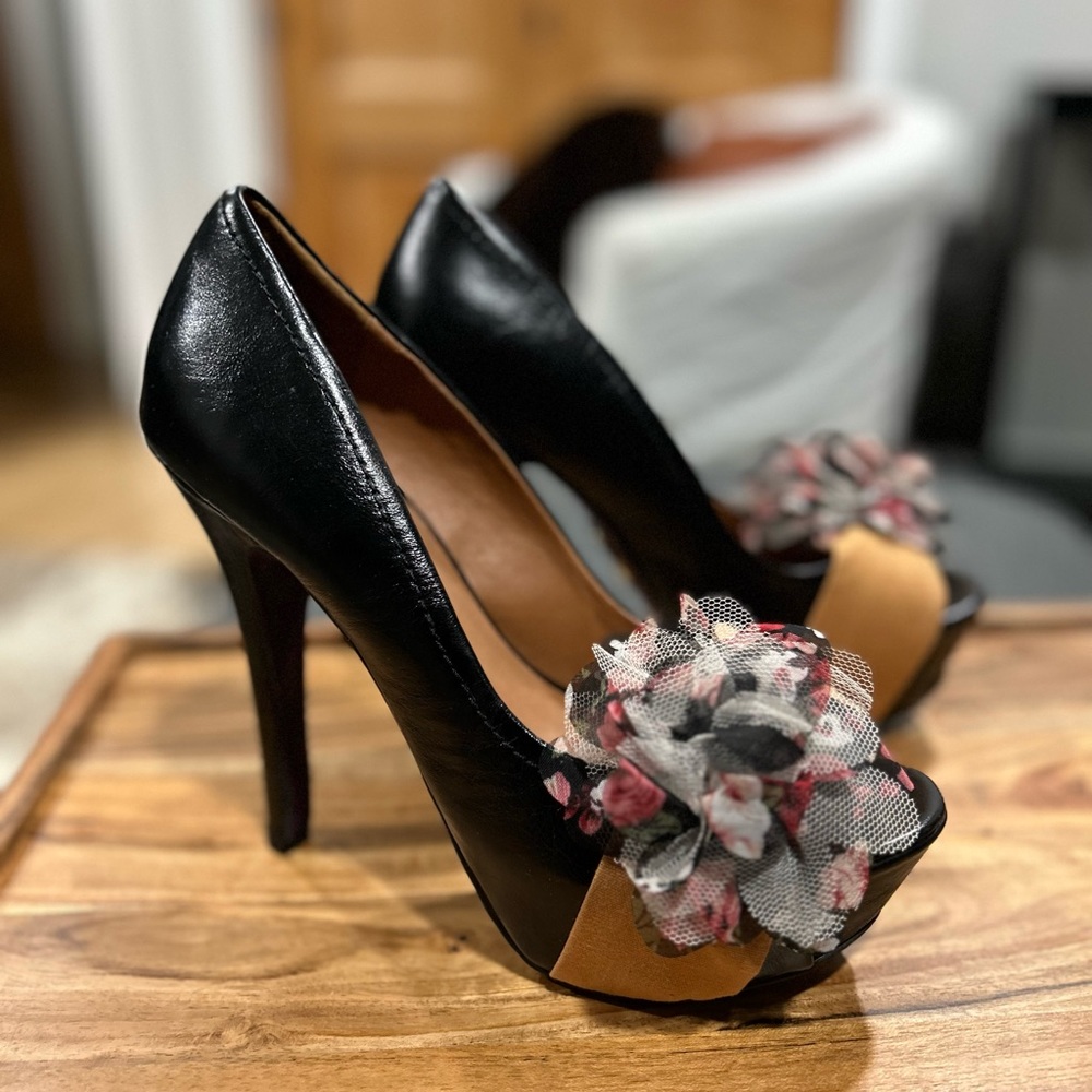 NWOT Mojo Moxy Tan/Black Platform Shoes with Floral Embellishment